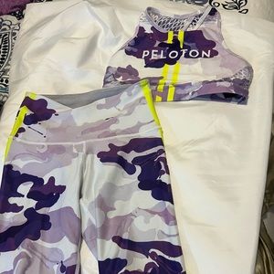 Peloton set! Size small. Only worn a couple times! Great condition!